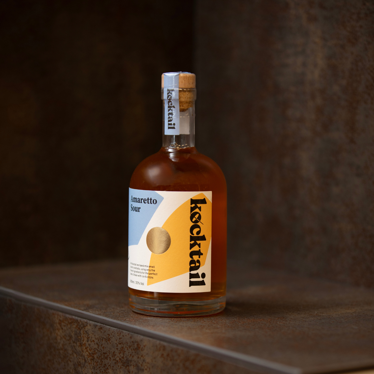 Kocktail Amaretto Sour 50cl bottle featuring elegant label and rich amber colour, showcasing premium cocktail design